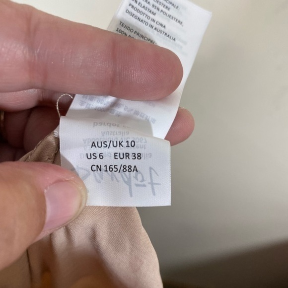 Bardot Caught Sleeve Dress In Pebble NWT Size 6. - Picture 7 of 7